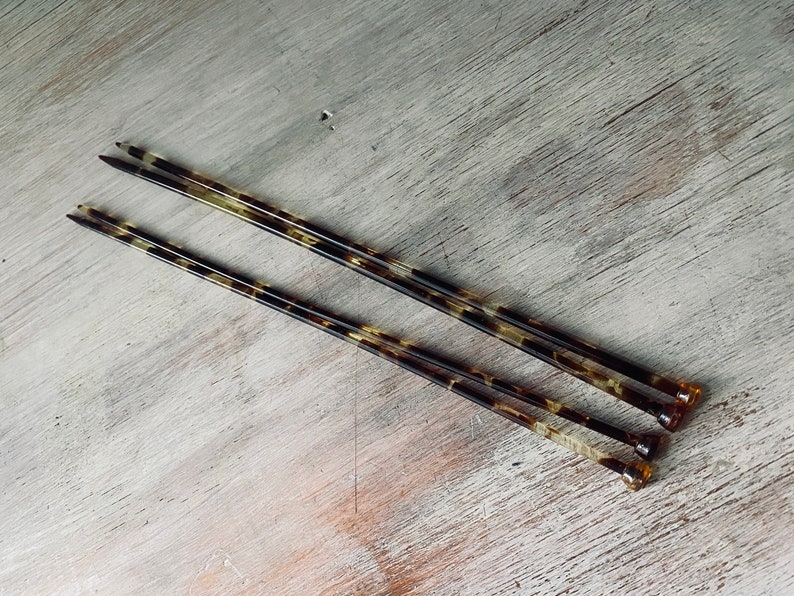 Two pairs of VINTAGE Paton's Tortoise Shell Knitting Needles. Size 8's and 10's. My Vintage home. image 1