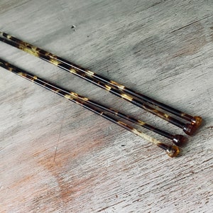 Two pairs of VINTAGE Paton's Tortoise Shell Knitting Needles. Size 8's and 10's. My Vintage home. image 2