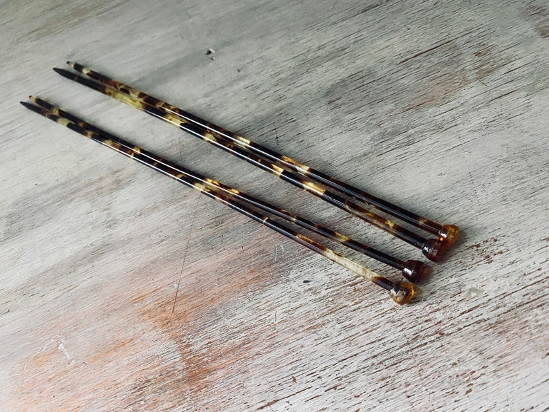 Two pairs of VINTAGE Paton's Tortoise Shell Knitting Needles. Size 8's and 10's. My Vintage home. image 2