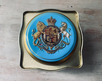 VINTAGE English, H.M. Queen Elizabeth 11, The Royal Collection tea tin. VINTAGE ADVERTISING. Made in England.