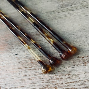 Two pairs of VINTAGE Paton's Tortoise Shell Knitting Needles. Size 8's and 10's. My Vintage home. image 4