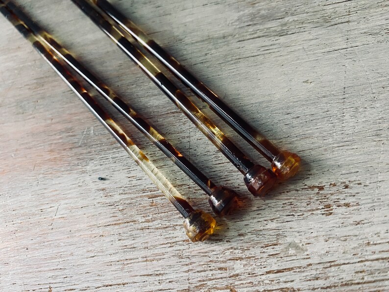 Two pairs of VINTAGE Paton's Tortoise Shell Knitting Needles. Size 8's and 10's. My Vintage home. image 4