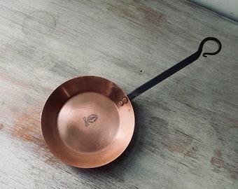 Fabulous VINTAGE Copper Saucepan.  Vintage decor / vintage home.