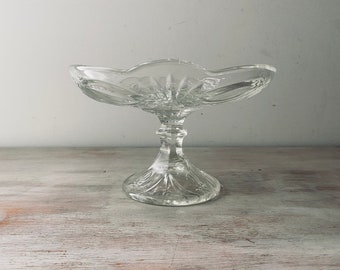 Wonderful VINTAGE glass cake stand / compote. My vintage home / vintage decor