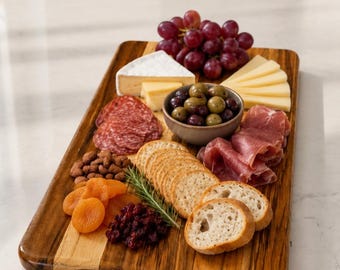 Planche de service en teck | Plateau à fromage pour les réunions de famille, façonné à la main, fabriqué en Caroline du Nord