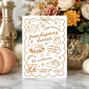Puede incluir: Una invitación a una cena de Acción de Gracias con amigos con un borde decorativo. La invitación presenta una ilustración de pavo, calabaza y pastel en tinta marrón. El texto dice "Please join us for a Friendsgiving dinner" e incluye la fecha, hora y dirección.