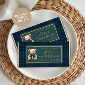 Puede incluir: Dos envoltorios de barras de chocolate con un patrón de cuadros verde oscuro y azul. Cada envoltorio presenta una ilustración de oso de peluche y el texto "Baby Shower de Lauren". Uno dice "¡Gracias por venir!" y el otro dice "¡Por venir!"