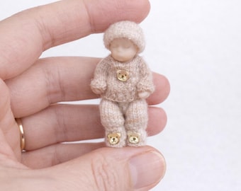 Muñeca bebé durmiendo en miniatura para casa de muñecas