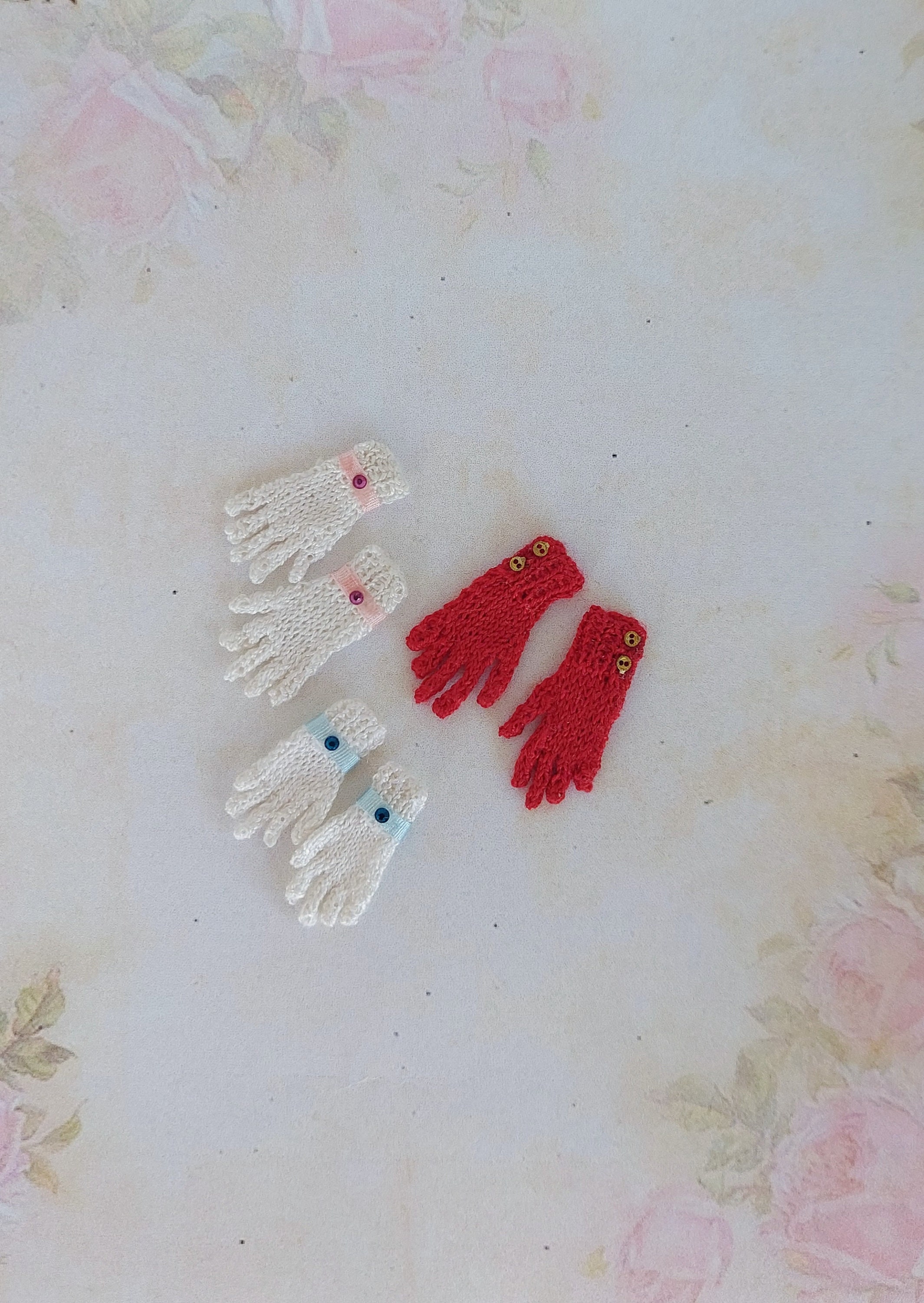 Gants Miniatures Pour Maison De Poupée échelle 1/12 - Lot, Plastique, 3,5 Cm - Neuf