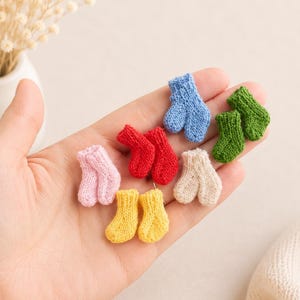 Calzini in miniatura fatti a mano per bambole – Accessorio per casa delle bambole in scala 1:12