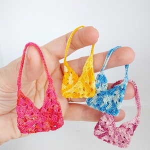 Entzückende Mini Oma Quadrat Puppen Geldbörse - Handgemachte Häkeltasche für Puppen - Einzigartiges Geschenk