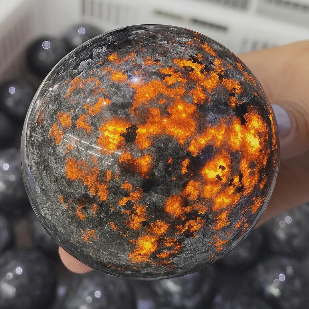 40mm+ Natural Yooperlite Sphere – Glowing Flame's Stone Crystal Ball (1pc, Random Sent)-1434069