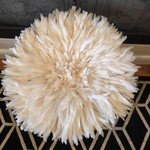 Decoração de parede com chapéu Juju branco – Arte de parede com penas africanas autênticas | Decoração Boho tribal de Camarões feita à mão | Presente de decoração neutra e moderna para casa