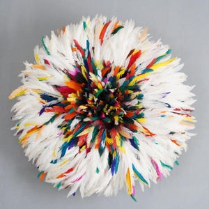 Decoração de parede com chapéu Juju colorido – Arte de penas africanas feita à mão para interiores boho, ecléticos e modernos