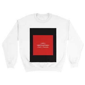 Puede incluir: Sudadera blanca con un rectángulo negro y un cuadrado rojo en el centro. El cuadrado rojo contiene el texto "<404> <motivation> <not_found>". La sudadera tiene mangas largas y cuello redondo.
