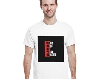 Arbeite hart aber feiere härter | Motivierendes Typografie T-Shirt für Männer | Schweres Baumwoll-T-Shirt | Erhältlich in 13 Farben