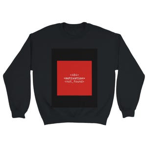 Puede incluir: Sudadera negra con un gráfico cuadrado. El gráfico presenta un cuadrado negro con un cuadrado rojo en el interior. El cuadrado rojo tiene el texto "<404> <motivation> <not_found>" en blanco.