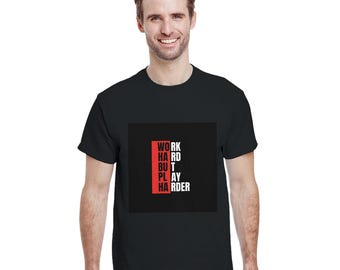 Travaillez dur, mais faites la fête plus fort | -shirt typographique motivant pour homme | T-shirt en coton épais | Disponible en 12 couleurs
