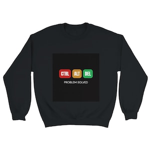 Puede incluir: Sudadera negra con un diseño gráfico que presenta las palabras "CTRL", "ALT" y "DEL" en rojo, naranja y verde, respectivamente, sobre las palabras "PROBLEM SOLVED".