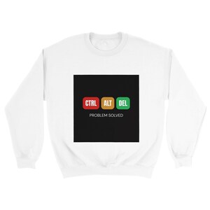 Op de afbeelding: Witte sweatshirt met een zwarte vierkante afbeelding. De afbeelding toont de tekst "CTRL ALT DEL" in rood, oranje en groen, met "PROBLEM SOLVED" eronder. Een casual, comfortabele top.
