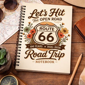 Peut inclure: Un carnet à spirales crème avec le texte "Let's Hit The Open Road" et "Route 66". La couverture présente un panneau de la Route 66 avec des accents floraux et les mots "Road Trip Notebook".