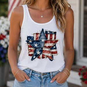 Könnte beinhalten: Weißes Tanktop mit einem patriotischen Stern-Design. Der Stern besteht aus Patches mit den Sternen und Streifen der amerikanischen Flagge. Das Tanktop wird mit blauen Jeans kombiniert. Eine goldene Halskette mit einem Sternanhänger ist sichtbar.