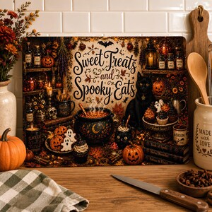 Puede incluir: Una tabla de cortar rectangular con una ilustración de Halloween que muestra un gato negro, un caldero burbujeante, calabazas y el texto Sweet Treats and Spooky Eats. El diseño incluye estantes con frascos de pociones, libros y velas.