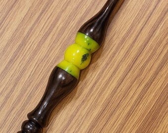 Juego de ganchos de ganchillo de madera hechos a mano: mango ergonómico de resina, acabado pulido.