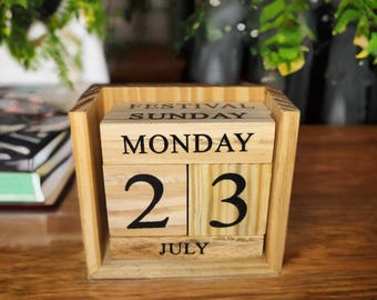 Calendario perpetuo de madera hecho a mano: decoración rústica para escritorio y visualización de fechas.