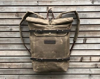 Rugzak in waxed canvas met lederen schouderriem en roll to close sluiting