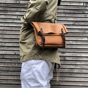 Musette satchel made in oiled leather with adjustable shoulderstrap UNISEX image 2
