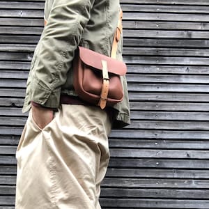Bolso de día, tipo cartera, realizado en piel engrasada color marrón claro con bandolera regulable UNISEX