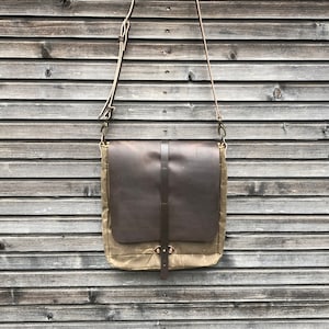 Sac de messager pour hommes en toile cirée avec rabat en cuir ciré à la main et bandoulière réglable