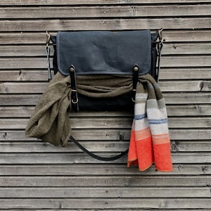 Sac messager en toile cirée noire / Musette avec bandoulière en cuir