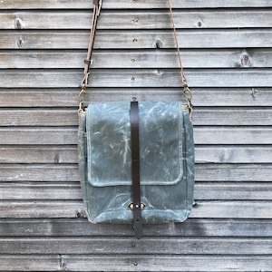 Umhängetasche aus gewachschtem Canvas mit verstellbarem Schultergurt und Schließklappe