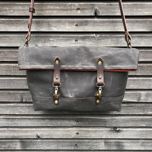 Field bag made in waxed canvas and leather satchel / messenger bag / canvas day bag image 4