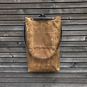 Hobo tas in gewaxt canvas met plantaardig gelooid lederen handvatten en crossbody band