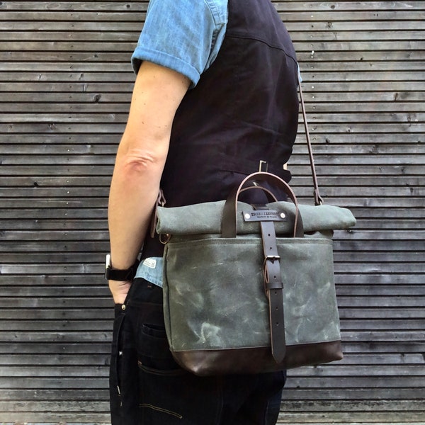 Waxed canvas messenger bag / cross body bag / satchel with leather shoulder strap and padded bottem COLLECTION UNISEX