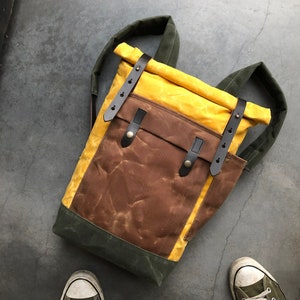 Mochila de cuero de lona encerada amarilla de tamaño mediano / Mochila de viajero / Mochila Hipster con tapa enrollable