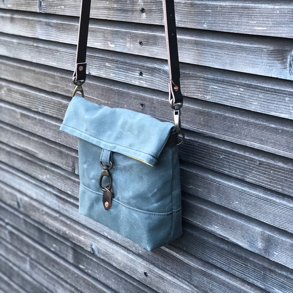 Field bag in waxed canvas with folded top / waterproof canvas satchel