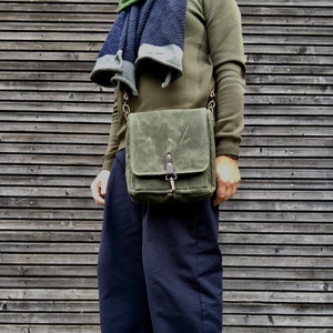 Messenger bag in waxed canvas with leather adjustable shoulder strap and closing flap medium size