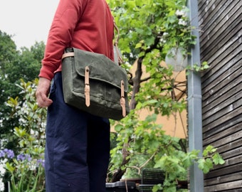 Olive green messenger bag in waxed canvas / Musette  with adjustable shoulderstrap UNISEX