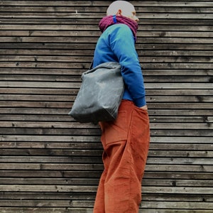 Hobotas van gewaxt canvas met handvatten van plantaardig gelooid leer en een crossbodyband