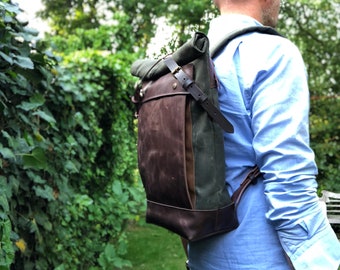 Backpack waxed canvas medium size, with padded laptop compartment and  leather front pocket and bottom