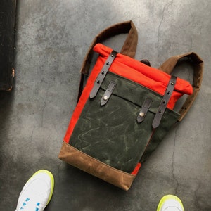 Orangefarbener Canvas-Lederrucksack mittlerer Größe / Pendler-Rucksack