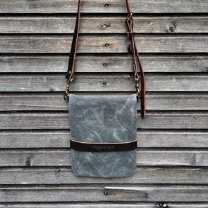 Day bag in waxed canvas / small messenger bag/ satchel / field bag with vegetable  leather shoulderstrap