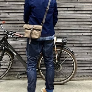Lenkertasche aus gewachstem Canvas: Kleine Messenger Musette