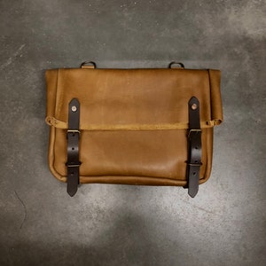 Musette satchel made in oiled leather with adjustable shoulderstrap UNISEX image 8