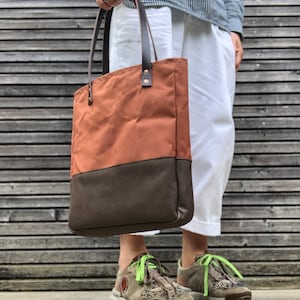 Tote bag made in dry waxed canvas with leather base and zipper pocket inside