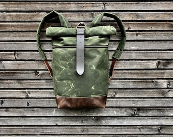 Mochila enrollable de lona encerada y base de cuero verde oliva
